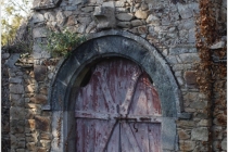 Domaine de Keravel - porte du potager-contre arcade provenant de l'ancienne église de Plounez