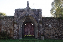 Domaine de Keravel - porte du potager provenant du prieuré des Fontaines en Plouagat