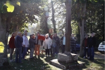 Le groupe au pied du Calvaire écoutant les explications de JP Le Buhan