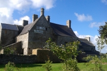 Manoir de Kermorus- Vue arrière et cheminée octogonale